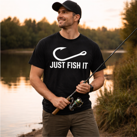 Tricouri pentru pescari - tricou-pescar-just-fish-it-model-minimalist-cu-cârlig-design-modern