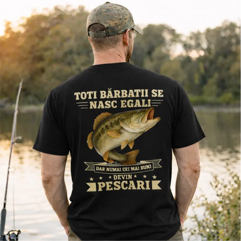 Tricouri pentru pescari - Tricou-Pescar-Personalizat-Toți-bărbații-se-nasc-egali-dar-numai-cei-mai-buni-devin-pescari-negru