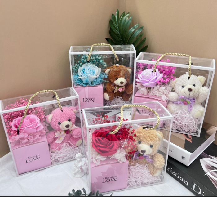 Cadou cu flori de sapun si ursulet in cutie tip geanta [2]