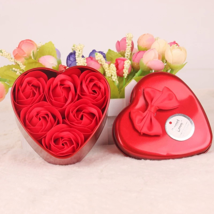 Cadou cutie inima cu 6 trandafiri din sapun si fundita cu stras [3]