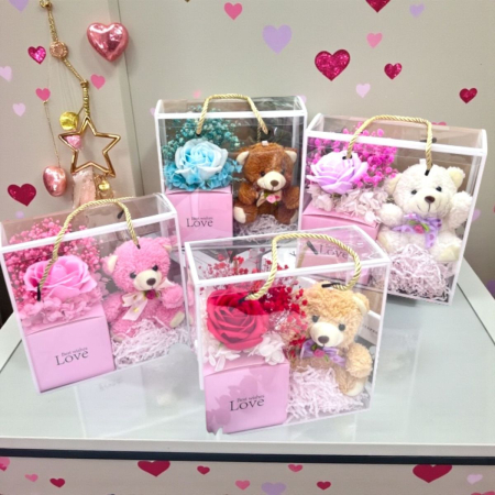 Set Cadou - Cadou cu flori de sapun si ursulet in cutie tip geanta