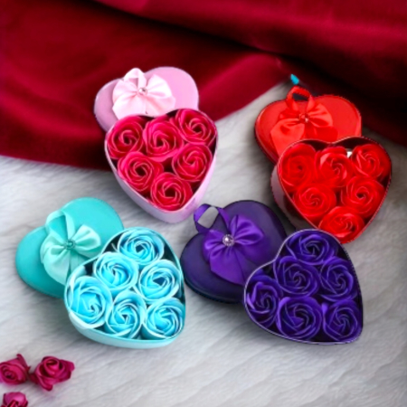 Set Cadou - Cadou cutie inima cu 6 trandafiri din sapun si fundita cu stras