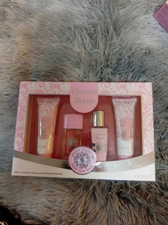 Set cadou Crimson Bloom: Lotiune de corp + Spray de corp + Apa de parfum + Gel de dus [2]