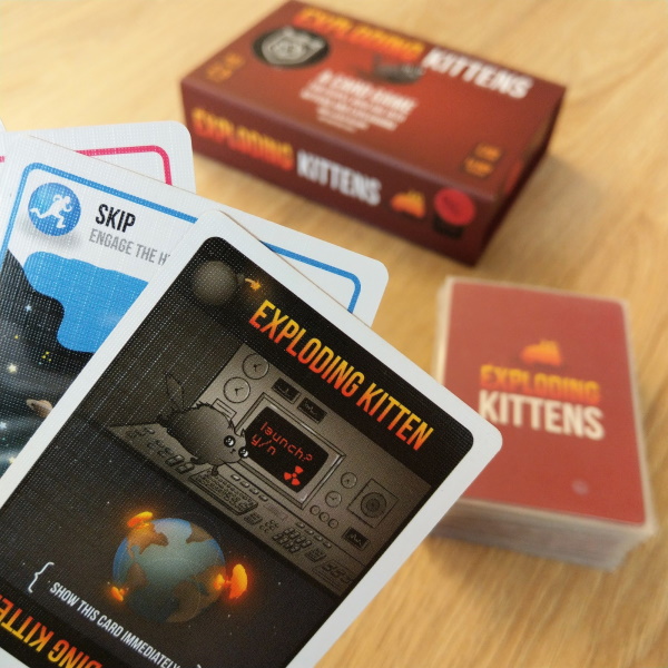 exploding kittens jocuri iarba verde