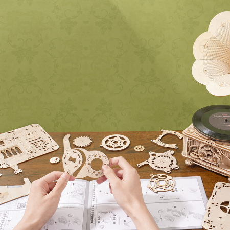 Puzzle 3D, lemn, cutiuta muzicala, Gramofon clasic, rotire cu manivela sau electrica, 424 piese [4]
