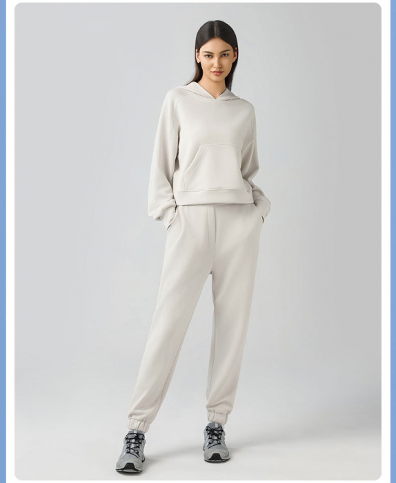 Pantaloni trening crem, material silky feel, talie inalta, relaxed fit [2]