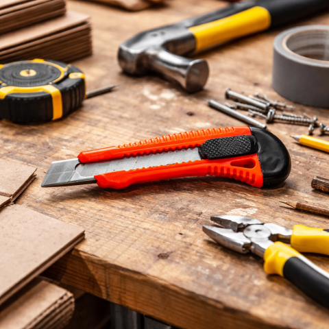 Cutter 18 mm cu Mâner din Plastic și Lamă Retractabilă [1]