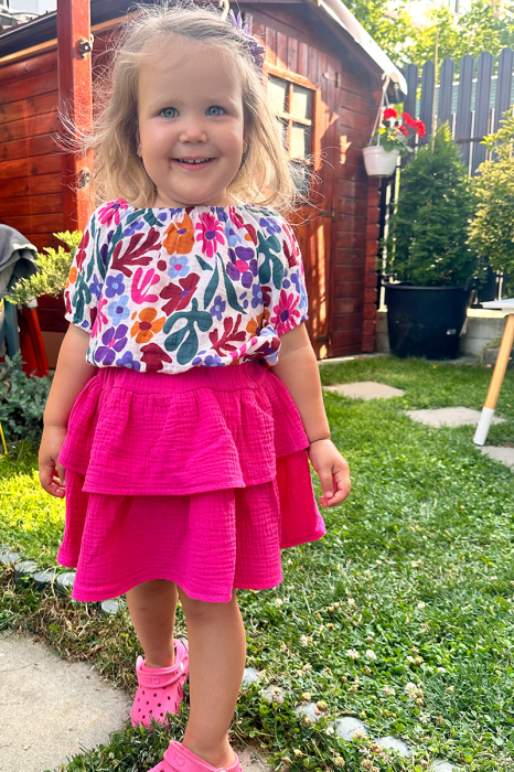 Compleu fetițe bluză crop top + fustă cu 2 volane din muselină — Flori/ Fucsia [4]