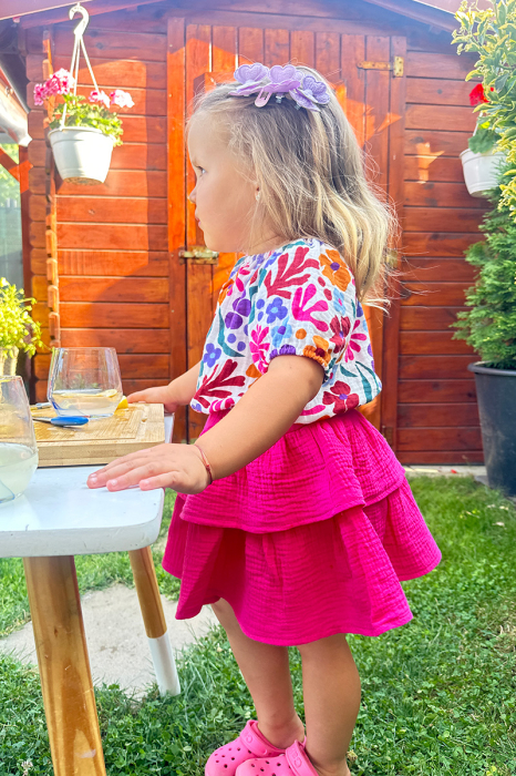 Compleu fetițe bluză crop top + fustă cu 2 volane din muselină — Flori/ Fucsia [5]