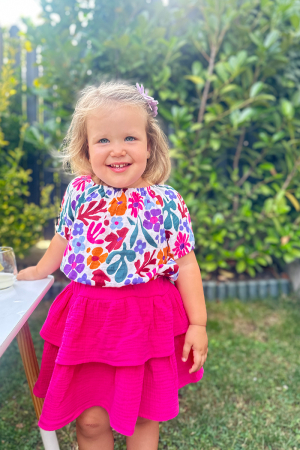 Muselina si IN - Compleu fetițe bluză crop top + fustă cu 2 volane din muselină — Flori/ Fucsia
