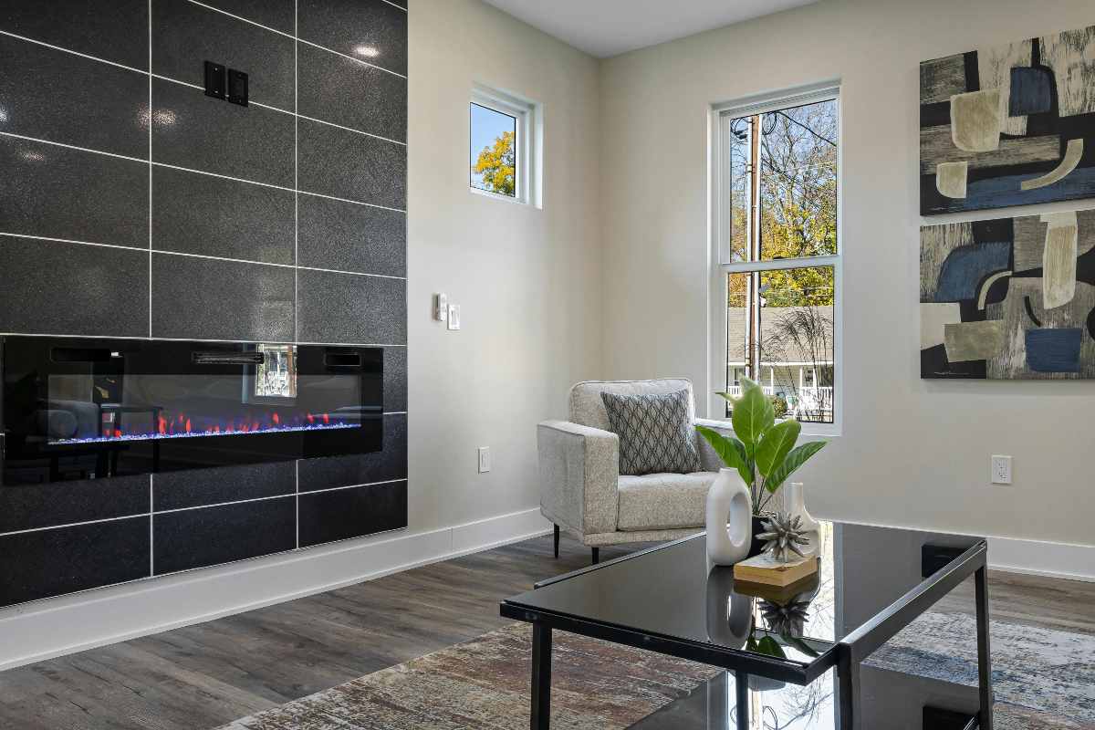 2. Ce este un semineu electric si avantajele montarii_Living cu mobilier, semineu electric, decoratiuni si plante