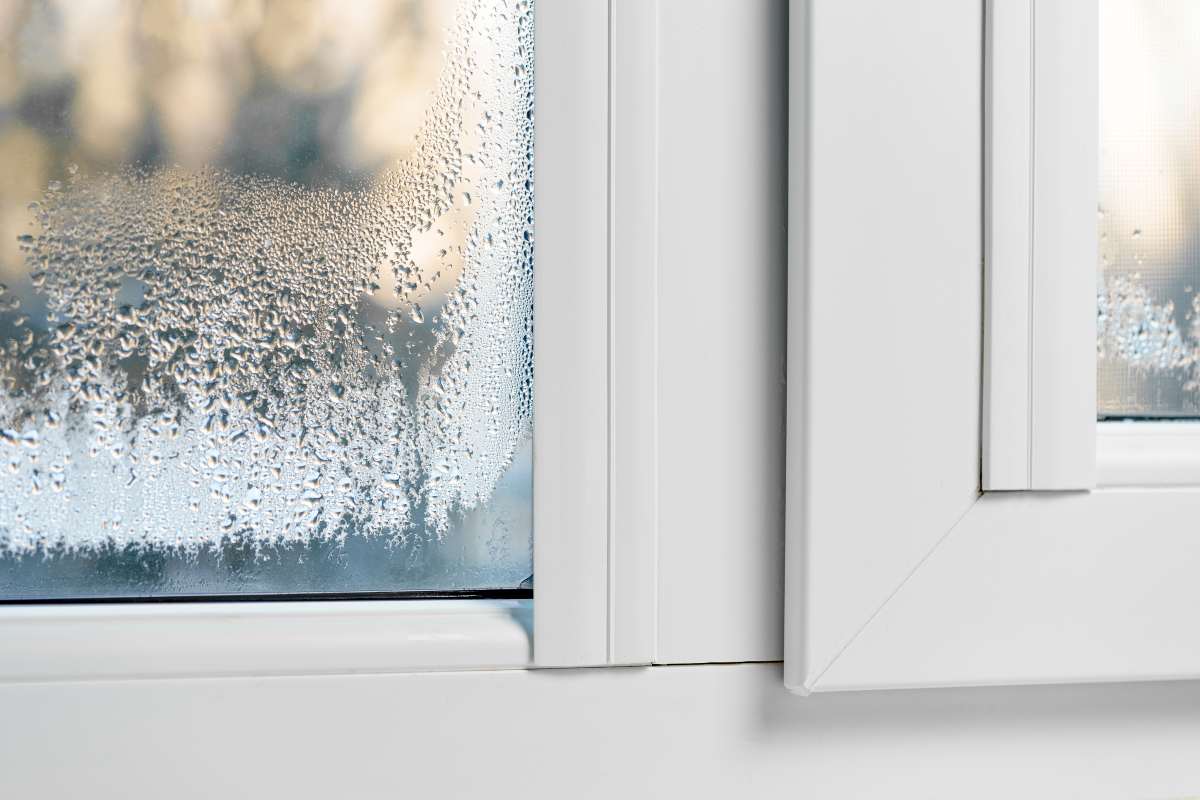 De ce transpira geamurile termopan pe interior? Cauze frecvente si solutii utile