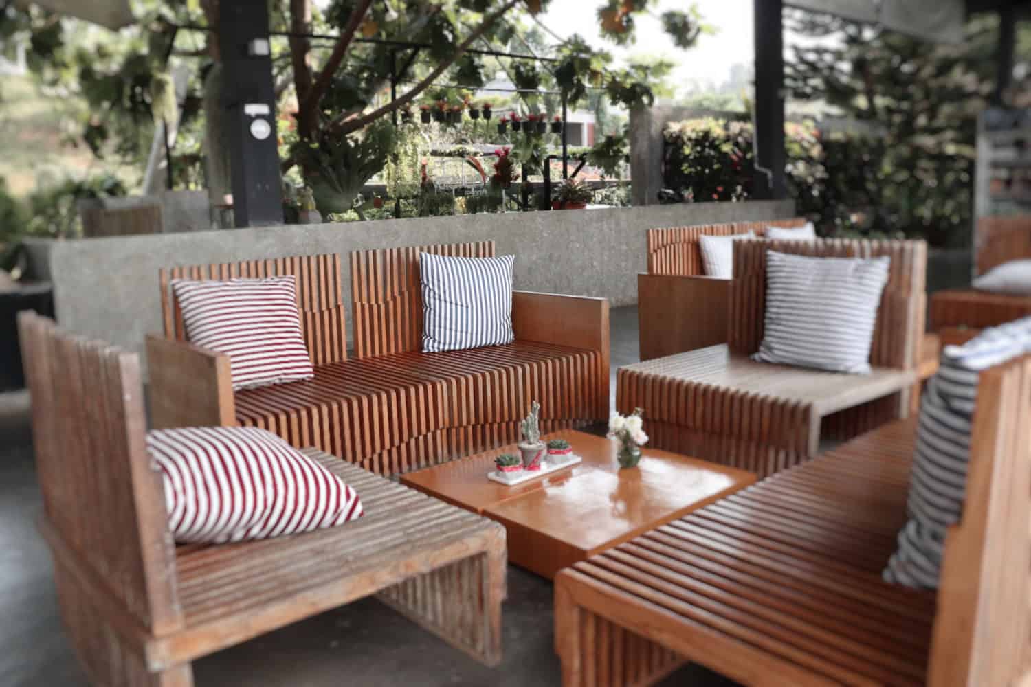 Selectarea mobilierului functional pentru terasa inchisa