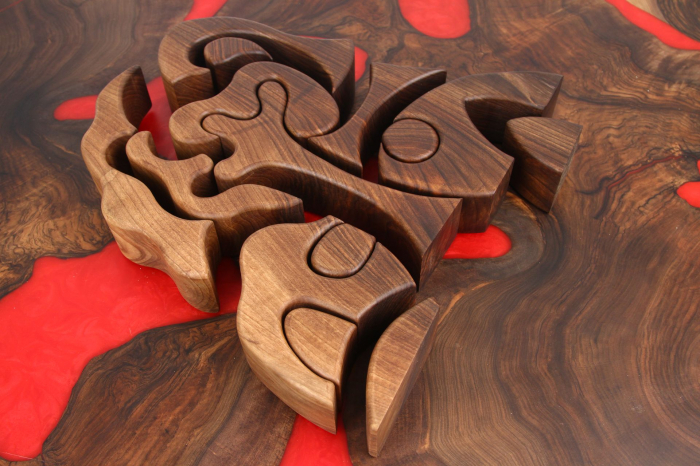 Puzzle decorativ din lemn masiv de nuc.  [7]