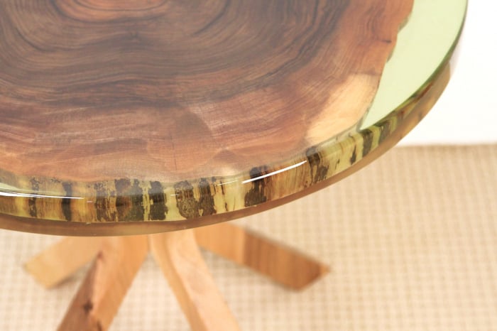 Masa din lemn de nuc inserata in rasina epoxidica verde translucid [6]