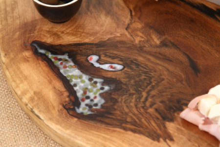 Platou de servire din lemn de nuc, culoare natur, cu mici insertii de rasina epoxidica [8]