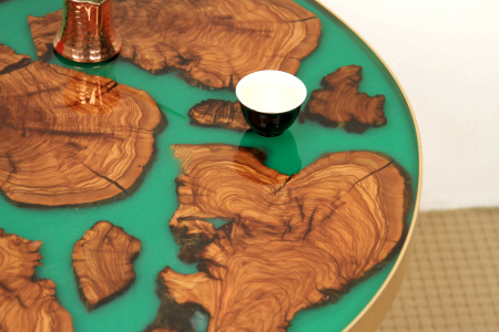 Masa rotunda din lemn de maslin inserat in rasina epoxidica cu pigment culoare verde [10]