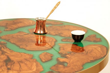 Masa rotunda din lemn de maslin inserat in rasina epoxidica cu pigment culoare verde [11]