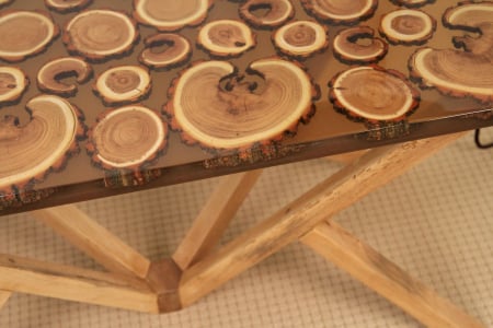 Masa din lemn de salcam inserat in rasina epoxidica transparenta [16]