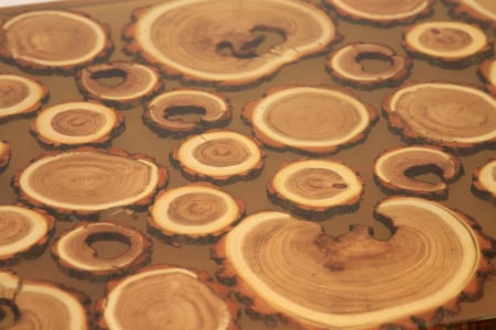 Masa din lemn de salcam inserat in rasina epoxidica transparenta [17]