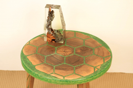 Masa din lemn de nuc, taiat in forme hexagonale fixate in rasina epoxidica verde [12]