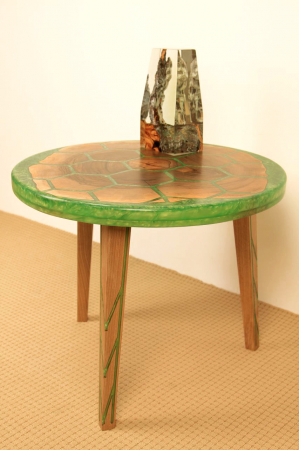 Masa din lemn de nuc, taiat in forme hexagonale fixate in rasina epoxidica verde [4]