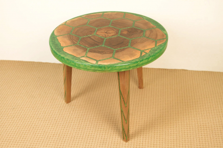 Masa din lemn de nuc, taiat in forme hexagonale fixate in rasina epoxidica verde [0]