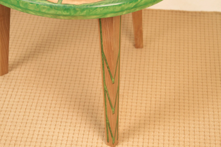 Masa din lemn de nuc, taiat in forme hexagonale fixate in rasina epoxidica verde [3]