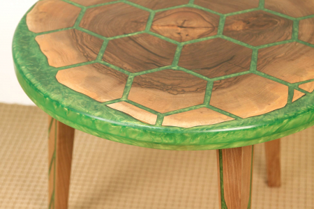 Masa din lemn de nuc, taiat in forme hexagonale fixate in rasina epoxidica verde [5]