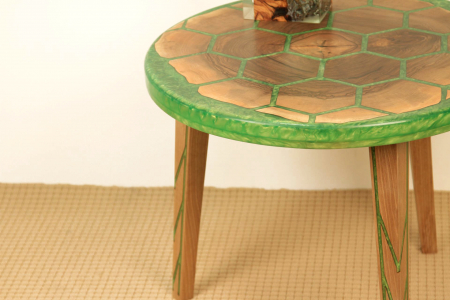 Masa din lemn de nuc, taiat in forme hexagonale fixate in rasina epoxidica verde [8]