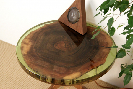 Masa din lemn de nuc inserata in rasina epoxidica verde translucid [11]