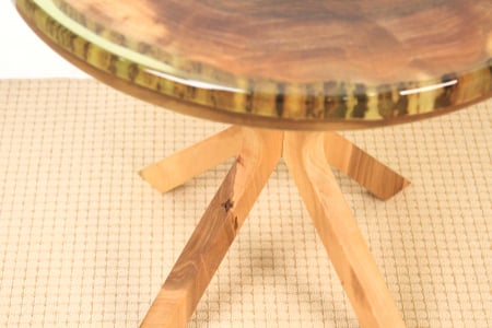 Masa din lemn de nuc inserata in rasina epoxidica verde translucid [7]