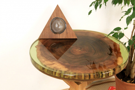 Masa din lemn de nuc inserata in rasina epoxidica verde translucid [4]