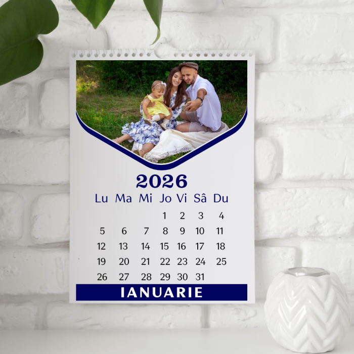 Calendar de perete personalizat cu 3 poze și nume - M4 [2]