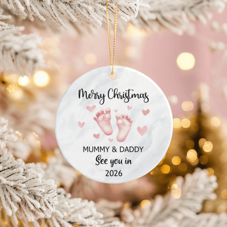 Cadouri de Sărbători - Ornament acril alb rotund pentru brad personalizat - Viitori părinți - Fetiță