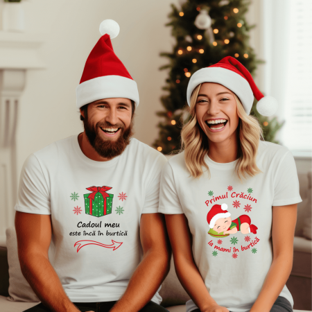 Tricouri personalizate cuplu - Set tricouri personalizate pentru cuplu - Primul Crăciun la mami în burtică - Cadoul meu este încă în burtică  - Model băiețel - M1