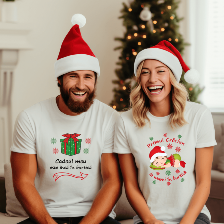 Tricouri personalizate cuplu - Set tricouri personalizate pentru cuplu - Primul Crăciun la mami în burtică - Cadoul meu este încă în burtică  - Model fetiță - M1