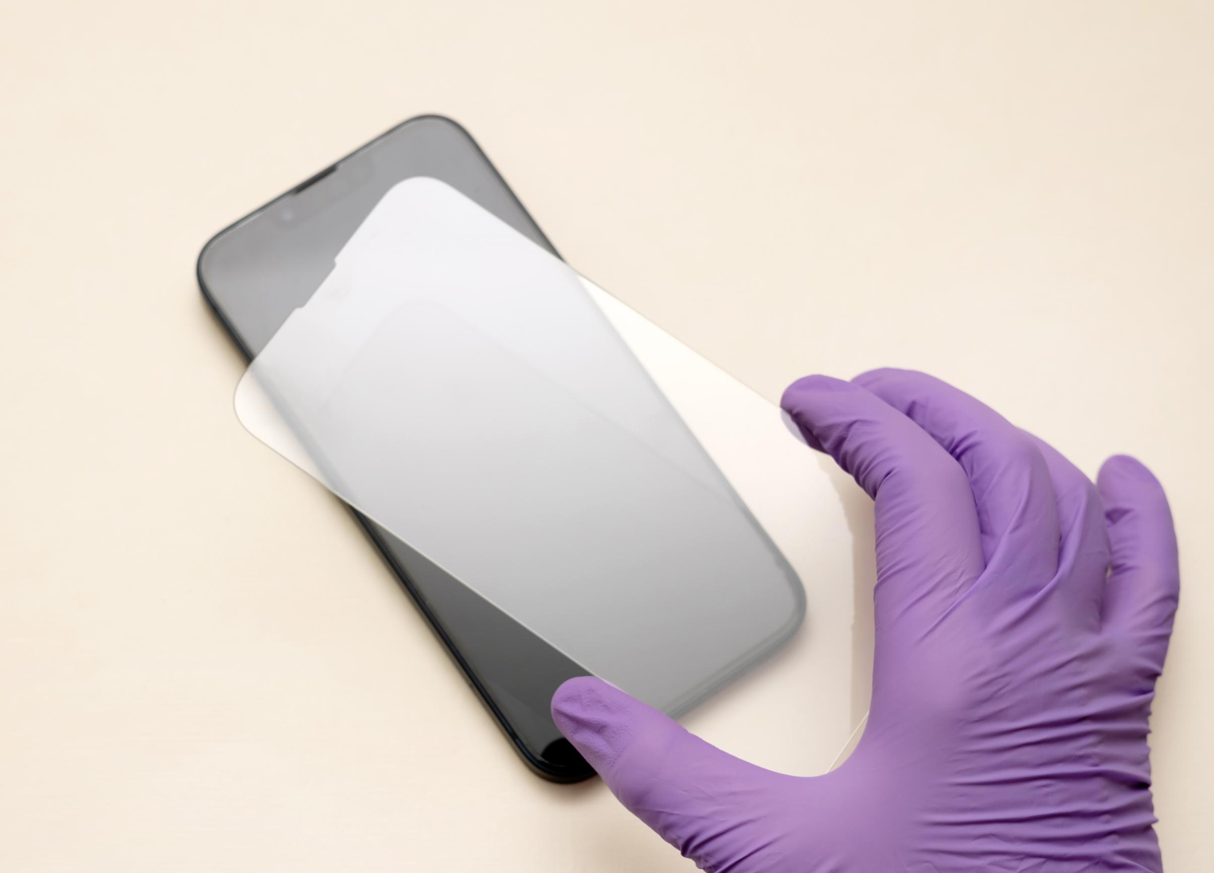 Folie de silicon vs folie de sticla - ce tip de protectie se potriveste telefonului tau?