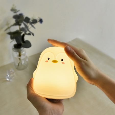 Lampa de veghe portabila cu 7 culori de LEDuri, Ideas4Comfort, silicon BPA-free, lavabila, reincarcabila USB, touch-control, Pinguin [1]