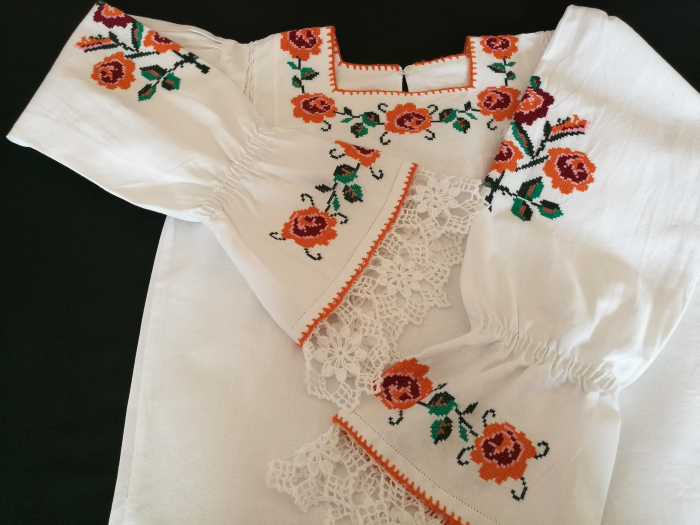 Ie femei cu motiv traditional floral [4]