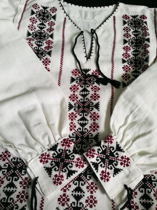 Ie femei cu motiv traditional [2]