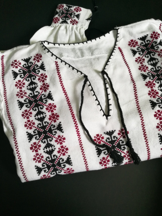 Ie femei cu motiv traditional [3]