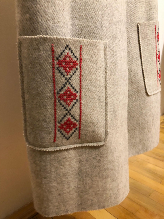 Vesta din lana, brodata manual cu model cusut in cruce [3]
