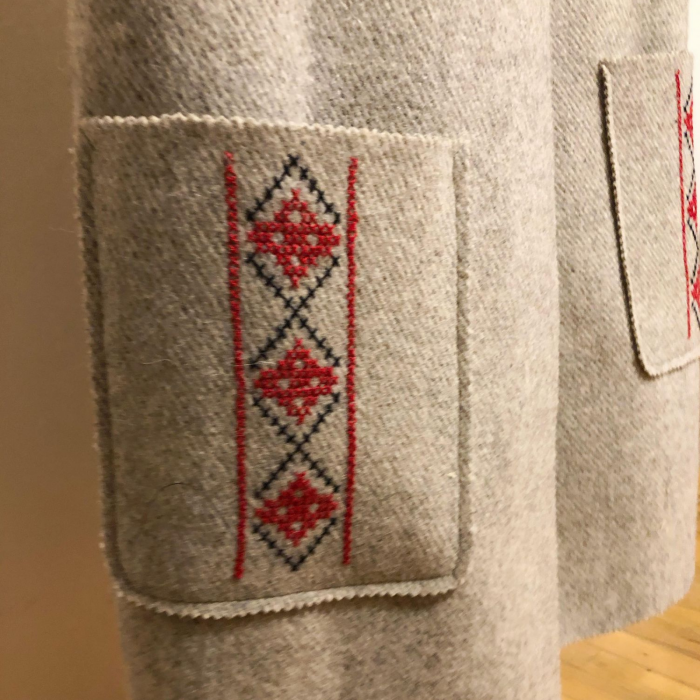 Vesta din lana, brodata manual cu model cusut in cruce [1]