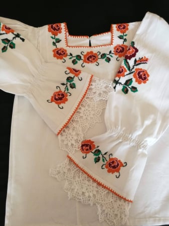 Ie femei cu motiv traditional floral [2]