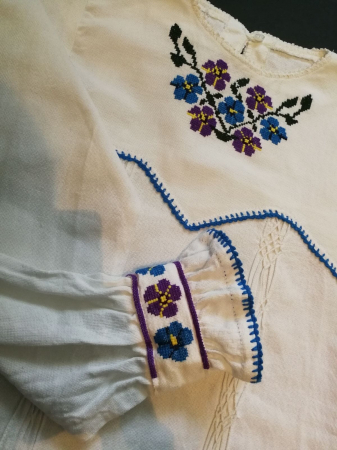 Ie femei cu motiv traditional popular [4]