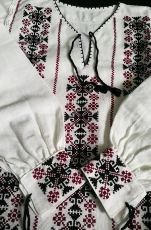 Ii traditionale femei - Ie femei cu motiv traditional