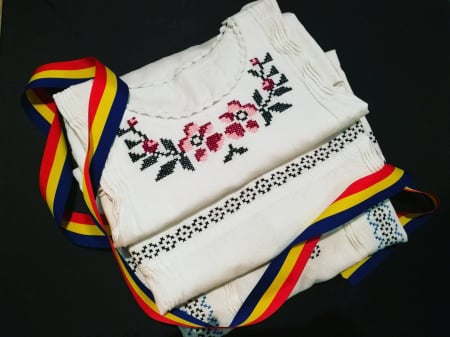 Ie femei cu motiv traditional [2]