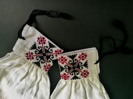 Ie femei cu motiv traditional [3]
