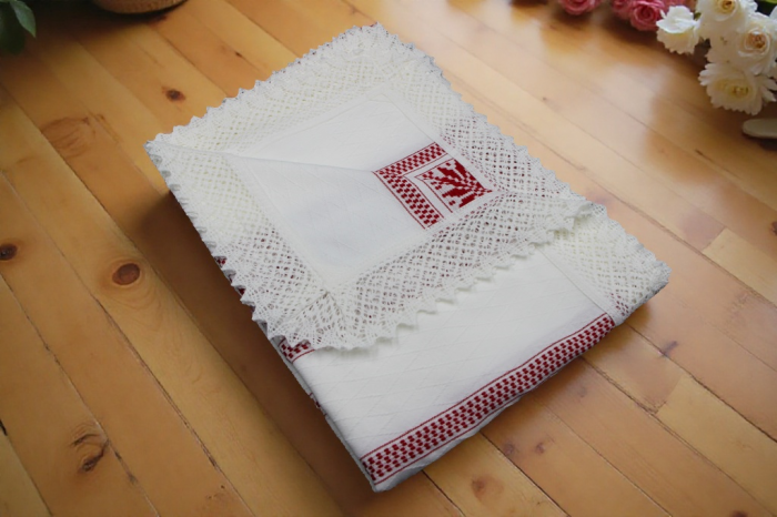 Artizanat traditional Aurora 170A 120 cm alb cu rosu Artizanat traditional Aurora 170A 120 cm alb cu rosu